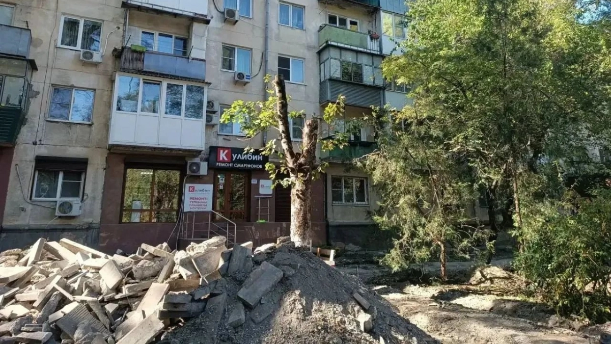 Плитки нет, деревья превратились в столбы: новороссийцы уверены, что сквер «Философский» не успеют благоустроить в срок