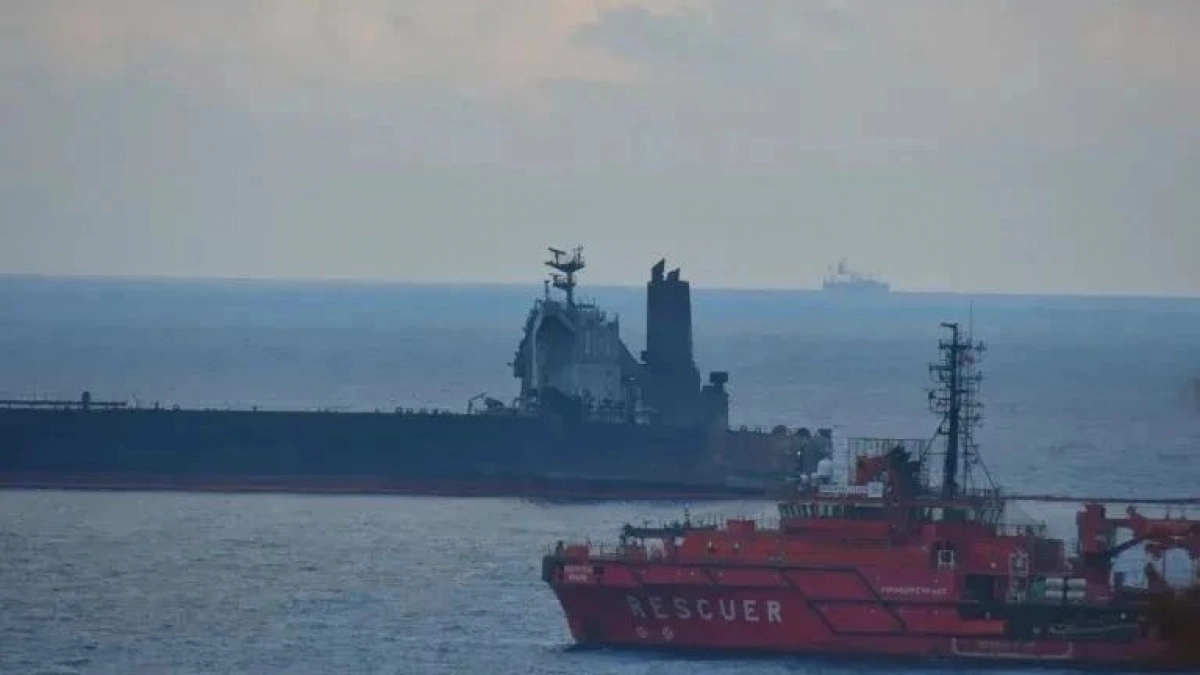 «Нефтяная бомба» замедленного действия: танкер, горевший у берегов Сочи, отбуксировали в район между Новороссийском и Кабардинкой  