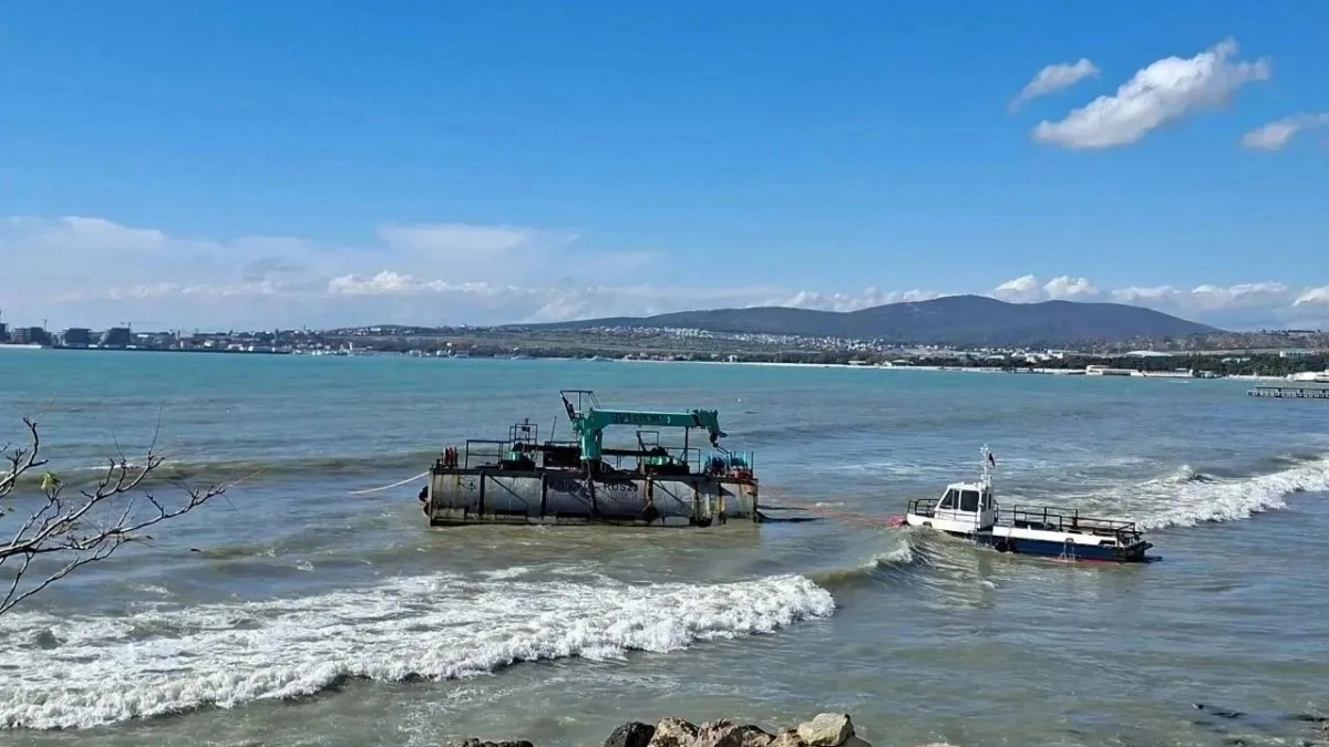 Грязь в море не попадет: в Геленджике во время шторма на мель село плавсредство 