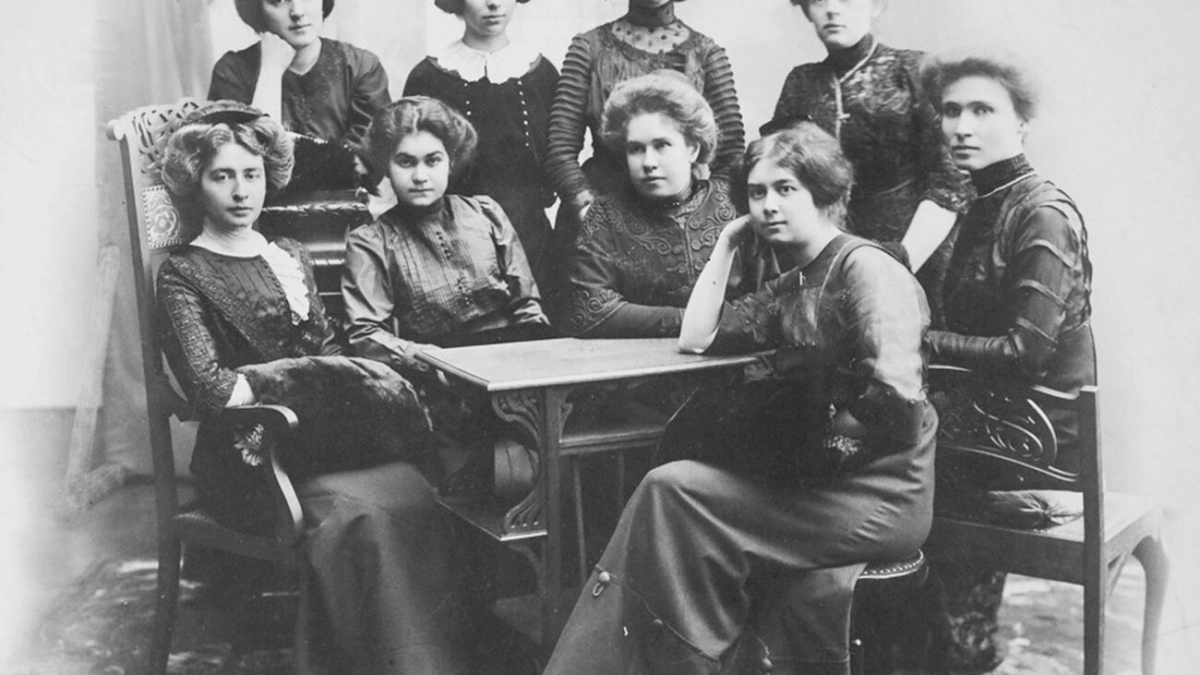 119 лет назад в Новороссийске открылся первый в России женский клуб, где, по мнению мужчин, читали рефераты «О влиянии Луны на табуретку»