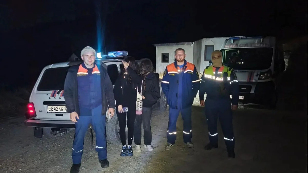 В горах под Новороссийском спасли двух заблудившихся туристок