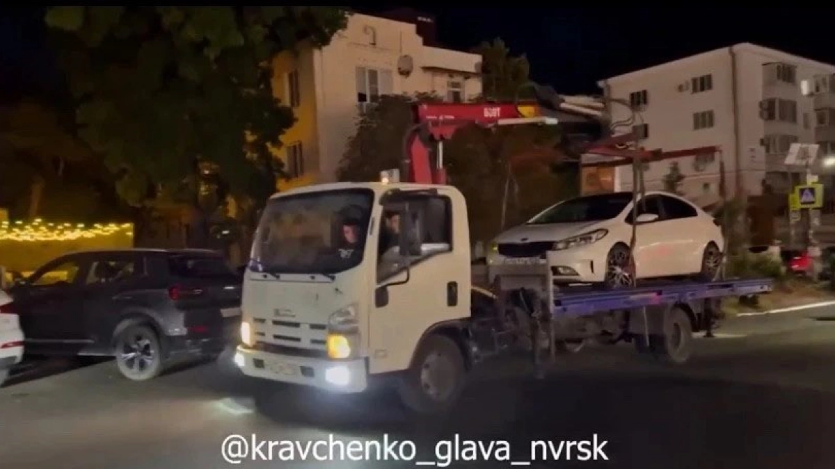 «Здесь вам не стоянка»: в Новороссийске с начала года эвакуировали почти 7 тысяч машин за нарушения парковки
