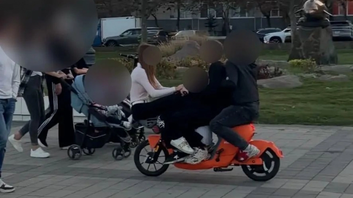 «Дети гоняют на бешеной скорости»: в Новороссийске появились прокатные электросамокаты с двигателем и педалями