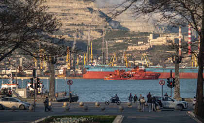 Пожар на нефтебазе, поврежденные дома и горожане: Новороссийск этой ночью подвергся мощной атаке беспилотников