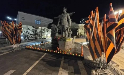 Зажжение факелов от Вечного огня, спуск бескозырки на воду и свечи в окнах: как прошла «Бескозырки-2026» в Новороссийске 