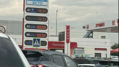 Километровые очереди, конфликты и пустые колонки: новороссийцы рассказали о реальной ситуации с бензином на заправках города 
