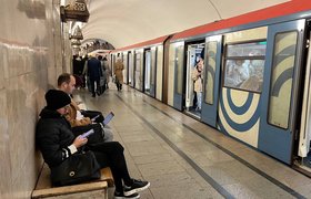 Туристы в московском метро стали реже читать  