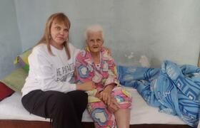 Слепая бабушка упала и долго стучала в стену, чтобы соседи вызвали скорую: волонтеры пытаются вернуть зрение брошенной старушке из Новороссийска