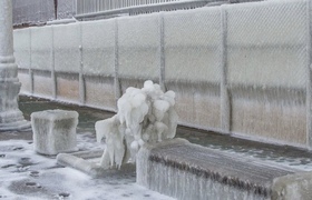 Суровая зимняя сказка: завораживающие кадры заснеженного Новороссийска в норд-ост